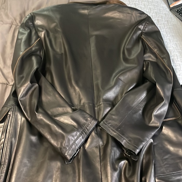 This is a dark brown leather jacket. Armpit...22
Shoulder...20
Length...41 - Picture 7 of 9